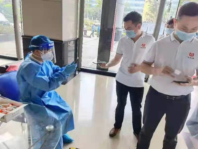 Kao volonter koji pomaže medicinskim radnicima