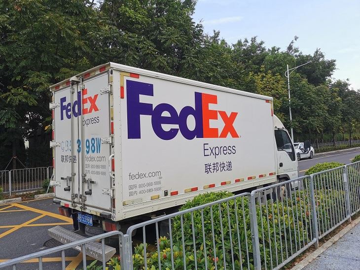 FedEx isporuka pogo igle Roba klijentima
